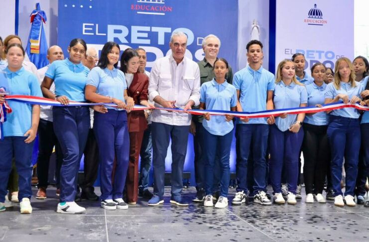 Abinader inaugura techado del Centro Educativo Luis José Antoine