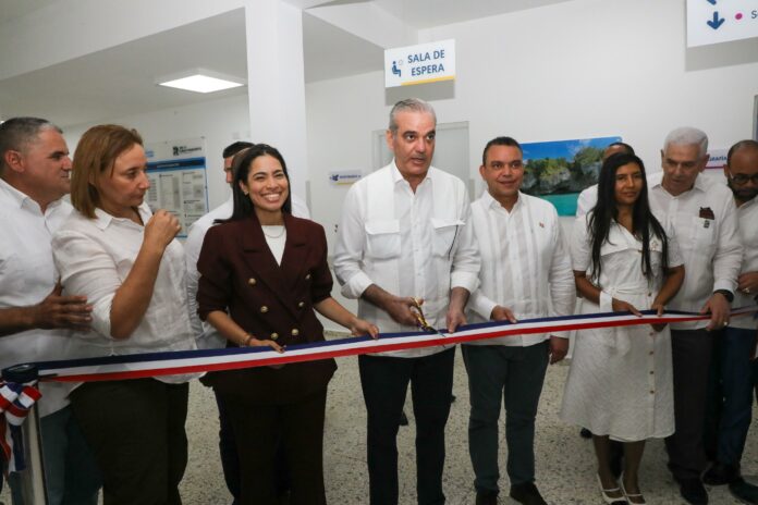 Abinader entrega remozado Hospital Municipal de Guayubín y nueva área de Emergencia