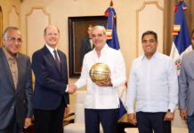Abinader recibe a ejecutivos de la FIBA en el Palacio Nacional