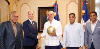 Abinader recibe a ejecutivos de la FIBA en el Palacio Nacional