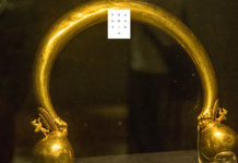 Roban un antiguo collar celta de un museo en Francia