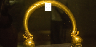 Roban un antiguo collar celta de un museo en Francia
