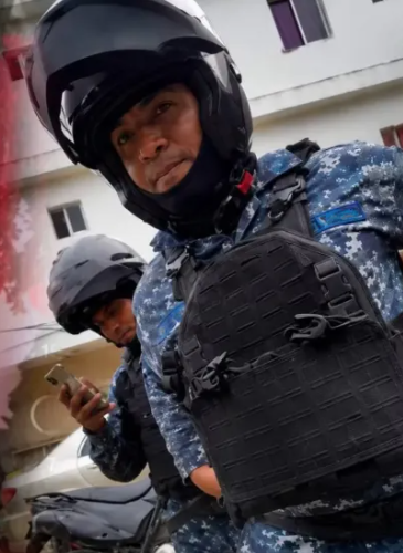 Policía entrega agente al Ministerio Público por muerte de joven en Guajimía
