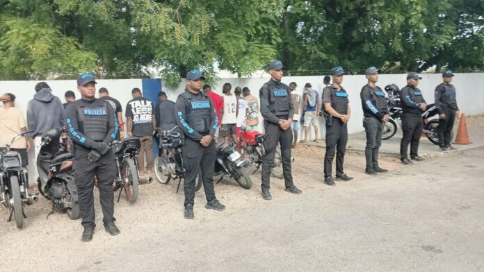 PN detiene 20 personas y ocupa varias motocicletas durante operativos en Barahona