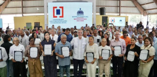 Abinader entrega 400 certificados de títulos de propiedad en Pepillo Salcedo