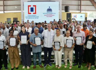 Abinader entrega 400 certificados de títulos de propiedad en Pepillo Salcedo