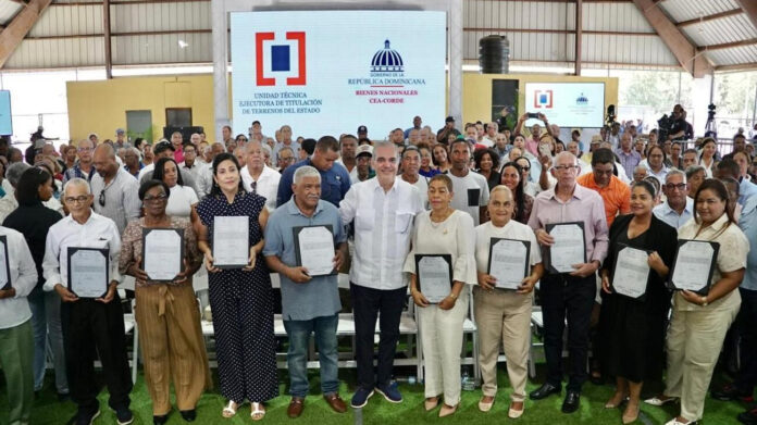 Abinader entrega 400 certificados de títulos de propiedad en Pepillo Salcedo