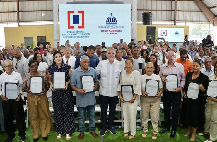 Abinader entrega 400 certificados de títulos de propiedad en Pepillo Salcedo