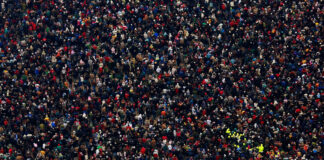 Científicos proponen reducir la población mundial a la mitad