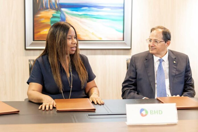 Ronke Ogunsulire y Steven Puig