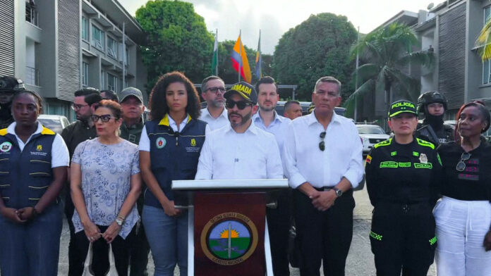 Un gesto desata el repudio contra De la Espriella luego del mortal terremoto en Colombia