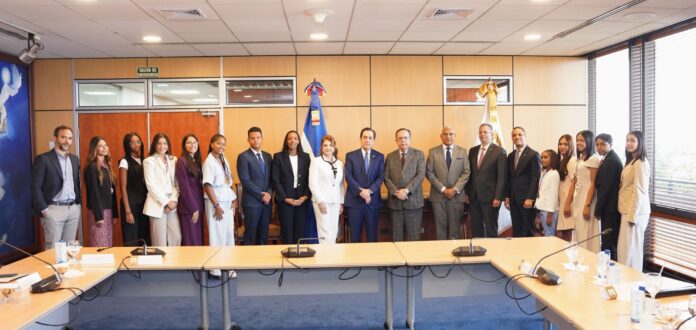 Valdez Albizu recibe a embajador Tony Raful y estudiantes dominicanos meritorios en España