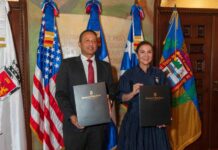 Carolina Mejía y Julio Roldán firman pacto para promover comercio entre SD y Aguadilla