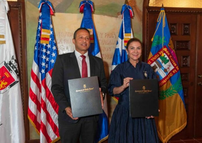 Carolina Mejía y Julio Roldán firman pacto para promover comercio entre SD y Aguadilla