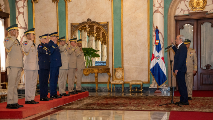 Abinader juramenta a los nuevos altos mandos de la Fuerza Aérea y Policía Nacional