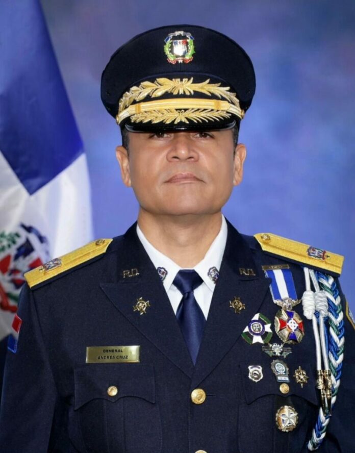 Exdirector de la PN exhorta a policías luchar por lo correcto aunque les cueste el puesto