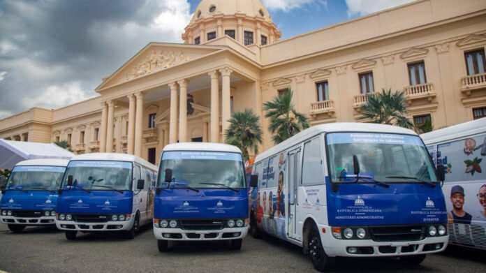 Abinader entrega de 40 nuevos autobuses en beneficio de miles de estudiantes de todo el país