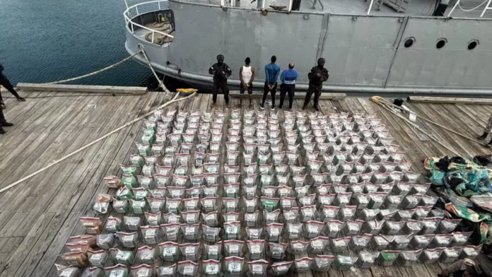 DNCD incauta 1,360 paquetes de presunta cocaína y 30 bloques de marihuana en Baní