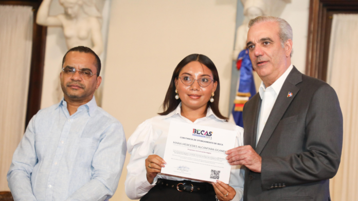 Abinader encabeza entrega de 36,000 becas tecnológicas para jóvenes