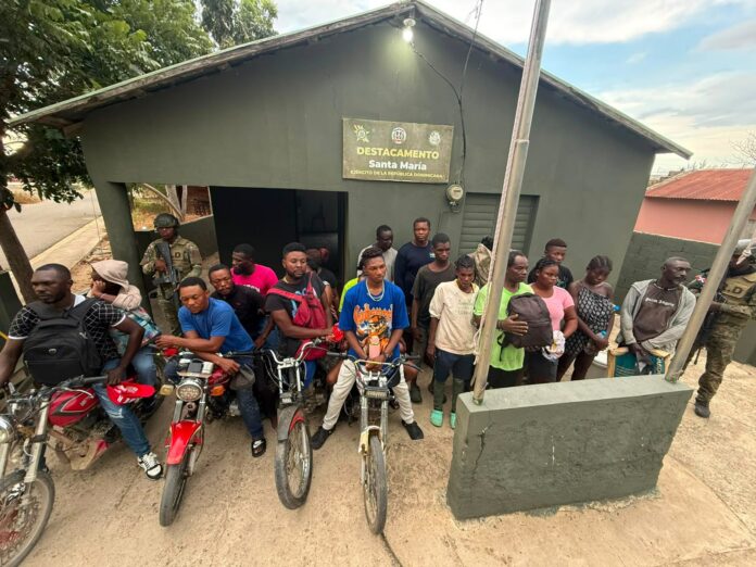 Ejército interceptan a 76 haitianos y ocupan motocicletas en Elías Piña y Dajabón