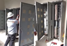 Edesur desmantela conexiones ilegales en torre del DN y detiene a cinco personas