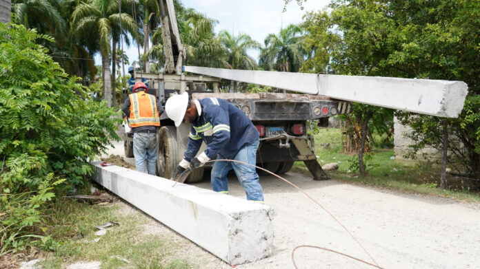 Edesur realiza trabajos de expansión de redes eléctricas en San Cristóbal
