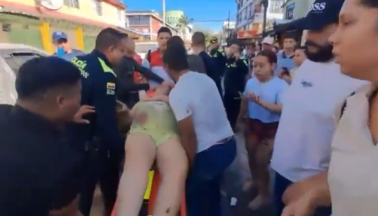Momento en que rescatan a una sobreviviente bajo los escombros de un edificio en Pereira