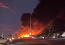Incendio afecta parqueo de Caribe Tour en San Cristóbal