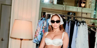 Jennifer Lopez luce sus abdominales a los 57 años y apuesta por un sensual estilo pin-up