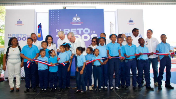 Abinader convoca a toda la comunidad educativa a iniciar el lunes el año escolar