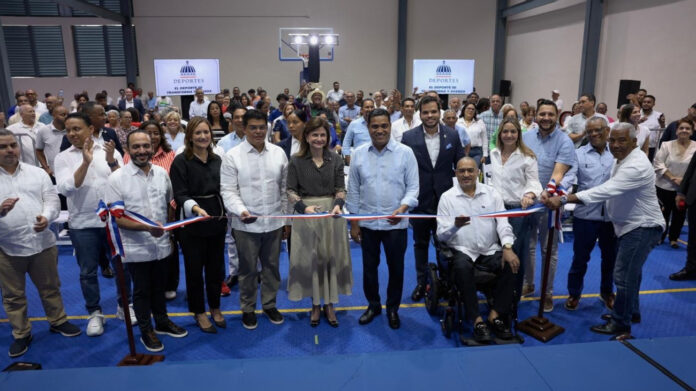 Raquel Peña y ministro Kelvin Cruz entregan techado del multiuso Plaza Independencia