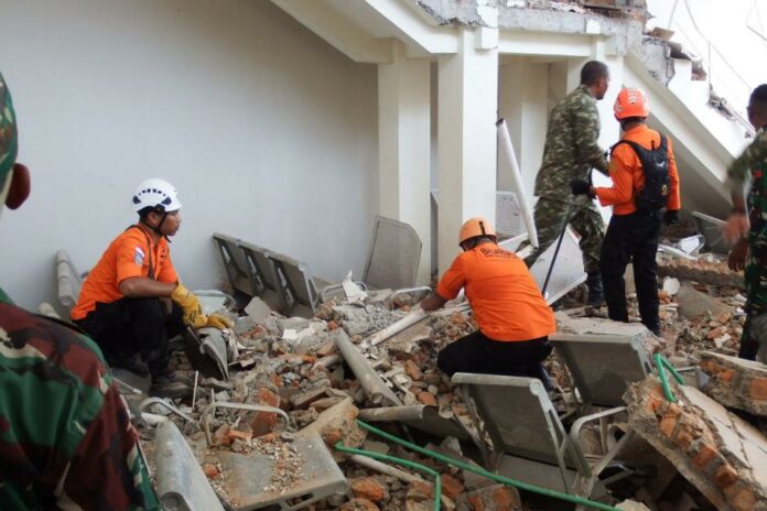 Asciende a 20 el número de muertos por el terremoto en Indonesia