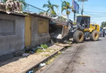Alcaldía demuele siete estructuras y libera acera ocupada en Cristo Rey