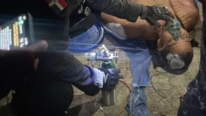 Policía y bomberos rescatan con vida a dos hombres intoxicados en una cisterna