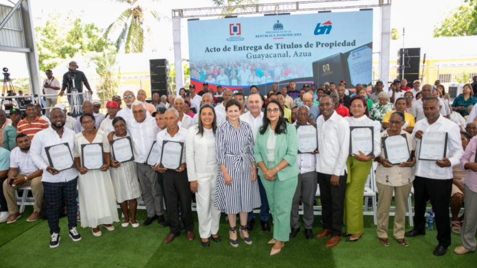 Raquel Peña entrega 450 títulos de propiedad a igual número de familias en Azua