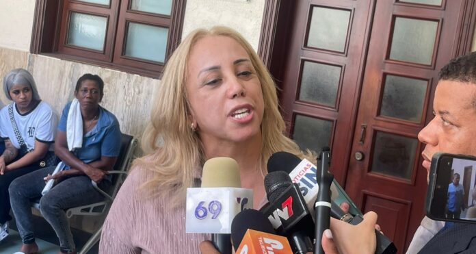 La Tora llega al tribunal tras dictarle orden de arresto; conocen audiencia la tarde de este jueves