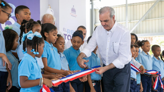 Presidente Abinader inaugura techado en politécnico de San Juan