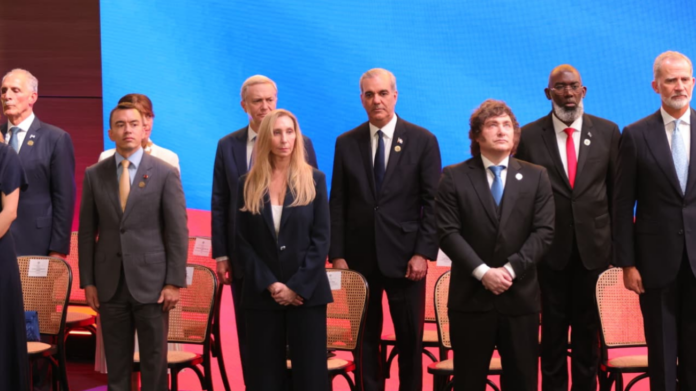 Abinader regresa a RD tras participar en toma de posesión de Abelardo de la Espriella